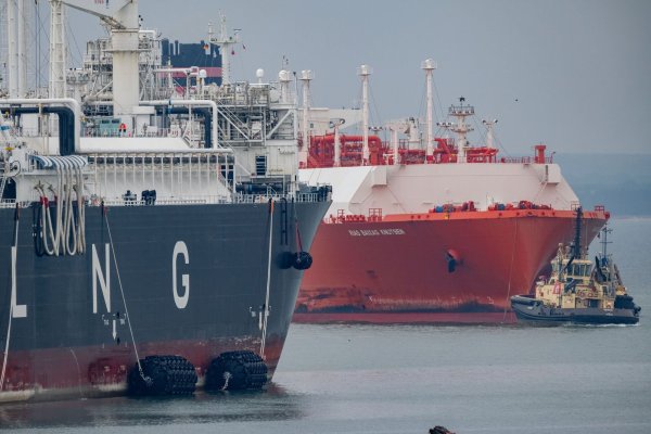 Etliche Tanker transportieren Flüssiggas über die Weltmeere. Die Emissionen durch Erdgas steigen 2024 stärker als die durch Öl und Kohle. (Archivbild) - © Stefan Sauer/dpa