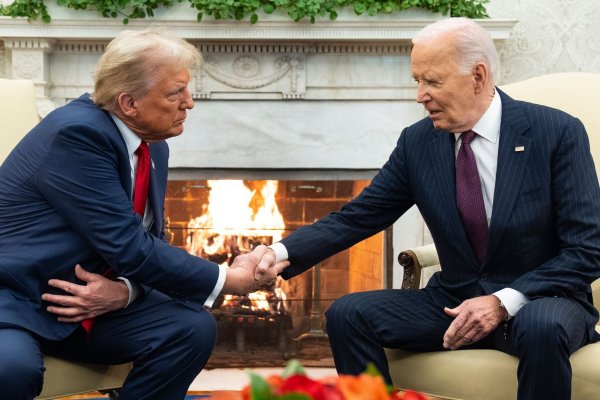 Das Treffen von Trump und Biden im Weißen Haus war politisch sehr aufgeladen. - © Evan Vucci/AP/dpa