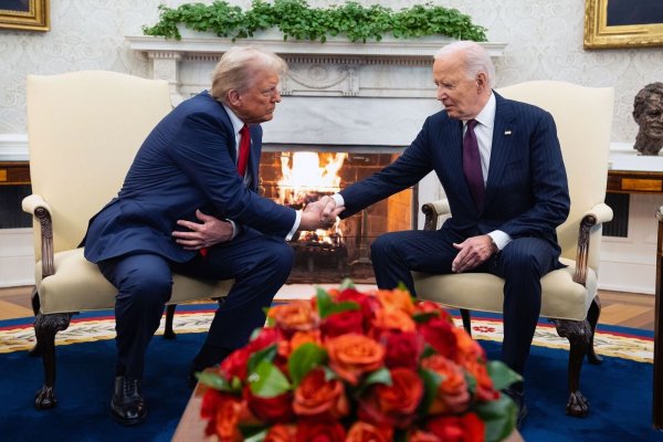 Biden begrüßt Trump mit einem Handschlag im Weißen Haus. - © Evan Vucci/AP/dpa