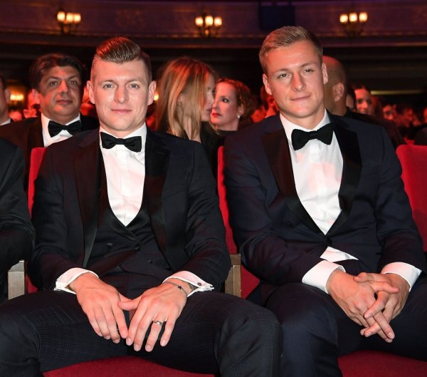 Lieben beide den Fußball - und reden regelmäßig in ihrem Podcast darüber: die Kroos-Brüder Toni (links) und Felix. (Archivfoto) - © Britta Pedersen/dpa-Zentralbild/dpa