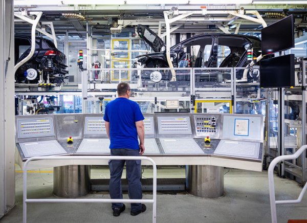 In der Autoindustrie fehlen laut Studie Tausende Fachkräfte. (Archivbild) - © Moritz Frankenberg/dpa