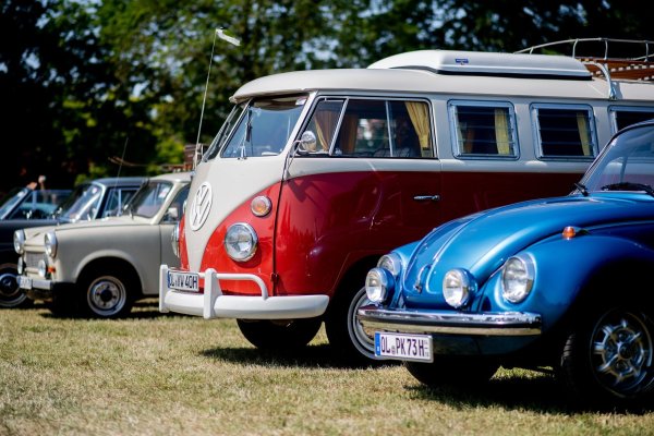 Aktuell stagnieren die Oldtimer-Preise, sagt ein Experte. (Archivfoto) - © Hauke-Christian Dittrich/dpa