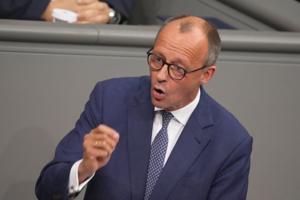 Oppositionsführer und Unions-Kanzlerkandidat Merz setzt in seiner Rede im Bundestag auf Attacke. - © Kay Nietfeld/dpa