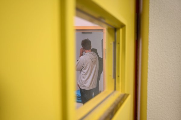 In Deutschland können Patientinnen und Patienten in psychiatrischen Kliniken nur per richterlichem Beschluss gegen ihren Willen eingewiesen werden, falls erhebliche Gefährdungen bestehen. - © Felix Kästle/dpa/dpa-tmn