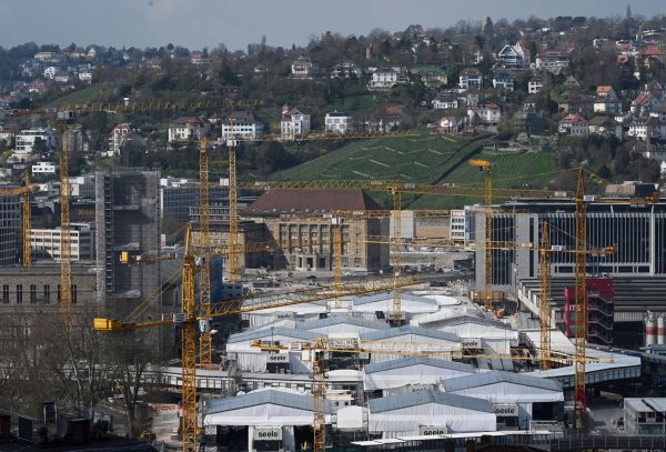Die Stadt Stuttgart möchte frei werdende Bahnflächen rund um den Stuttgarter Hauptbahnhof für den Wohnungsbau nutzen - eine Gesetzesänderung erschwert das. (Archivbild) - © Marijan Murat/dpa