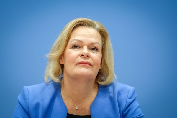 Im Haus von Bundesinnenministerin Nancy Faeser (SPD) wird eine Verkürzung der Fristen vorbereitet, damit Kleinstparteien nicht benachteiligt sind. (Archivfoto) - © Kay Nietfeld/dpa