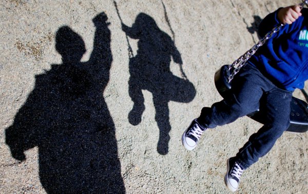 Ein Mann kann die Vaterschaft anfechten, wenn ein berechtigter Verdacht besteht, dass er nicht der biologische Vater eines Kindes ist. - © Julian Stratenschulte/dpa/dpa-tmn