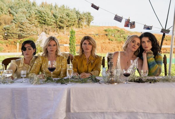 Gruppenbild mit Damen: Bibi, Ursula, Eva, Grace und Becka Garvey. - © ---/Apple TV/dpa