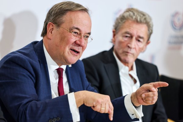 Der ehemalige NRW-Ministerpräsident Armin Laschet und der Sänger Peter Maffay sind Freunde und engagieren sich seit Jahren gegen Antisemitismus. - © Christoph Reichwein/dpa