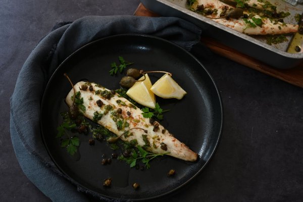 Die Zitrone zum Fisch sorgt für eine frische Note, die braune Butter für ein nussiges Aroma und die knusprig gebratenen Kapern für einen Crunch-Effekt. - © Julia Uehren/dpa-tmn