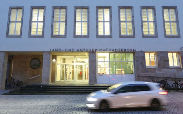 Der Prozess wegen Geiselnahme und Kindesmissbrauchs vor dem Landgericht findet in weiten Teilen unter Ausschluss der Öffentlichkeit statt. (Archivfoto) - © Friso Gentsch/dpa