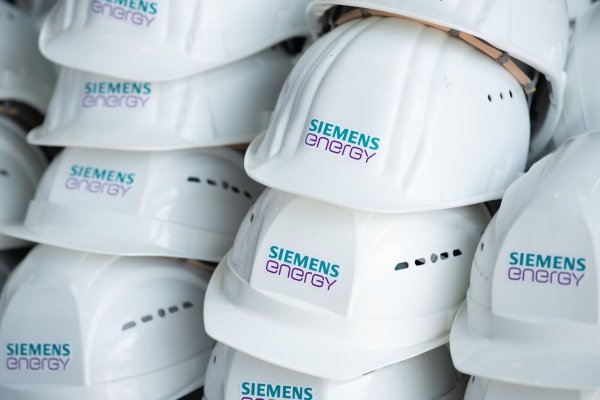 Siemens Energy hat sich aus tiefroten Zahlen herausgearbeitet. (Archivbild) - © Sebastian Kahnert/dpa-Zentralbild/dpa