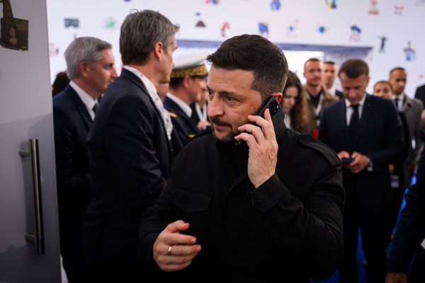 Selenskyj fordert die Verbündeten seines Landes zu mehr Druck auf Russland auf, damit das Töten ein Ende hat. - © Leon Neal/Getty Pool via AP/dpa