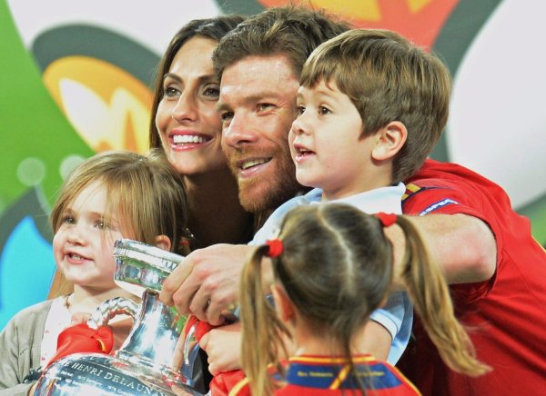 Xabi Alonso und seine Familie - hier im Jahr 2012 - haben sich in Leverkusen sehr wohlgefühlt. - © picture alliance / dpa