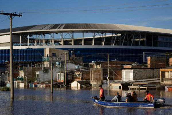 Das Fußballstadion in Porto Alegre ist durch die schweren Regenfälle überflutet worden. - © Andre Penner/AP/dpa