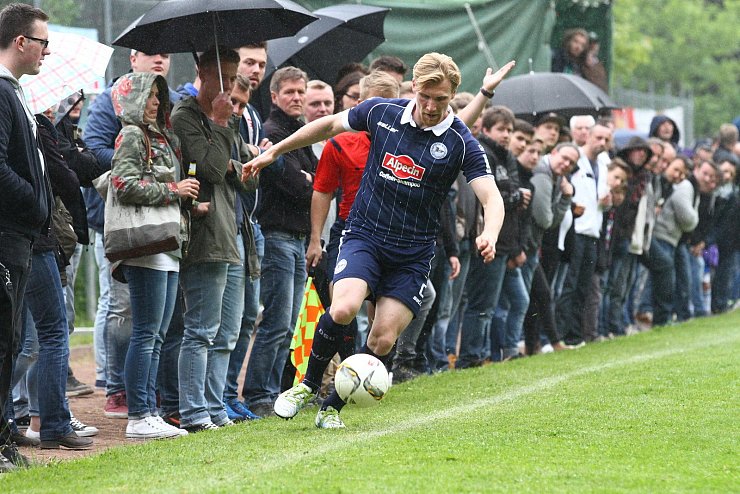 Fast auf du und du: Arminen-Stürmer Andreas Vogelsammer hat den Ball statt der Flasche Bier (links…) im Auge. - © Jörg Hagemann