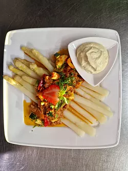 Spargel mal anders: Auch auf mediterrane Art schmeckt das Stangengemüse köstlich. - © Land-Wirte