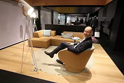 Klein und fein: Der Unternehmer Leo Lübke stellt auf der Kölner Möbelmesse den neuen Sessel Roc von COR vor. - © Frank-Michael Kiel-Steinkamp