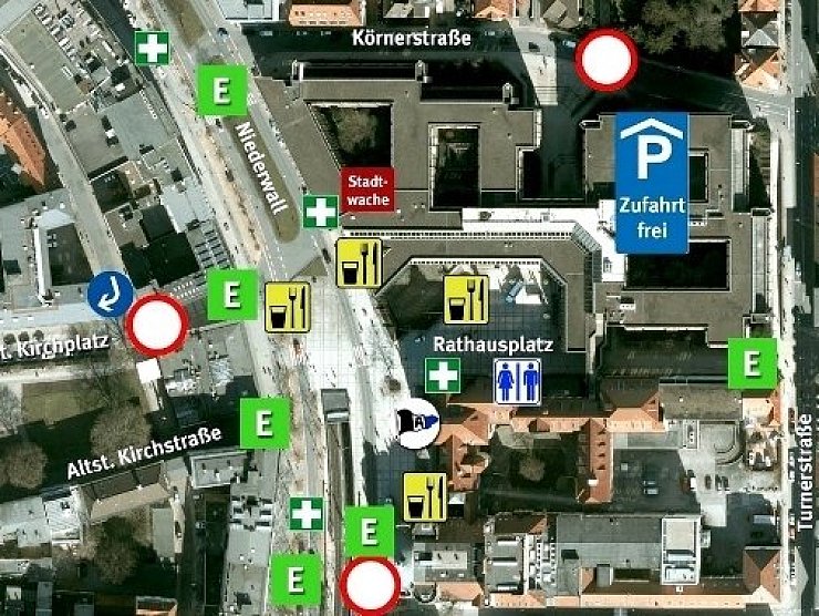 An sieben Stellen kommen die Gäste auf das umzäunte Gelände. Dabei muss der Einlass "Niederwall" für jede Fahrbahn einzeln gezählt werden. - © FOTO: NW