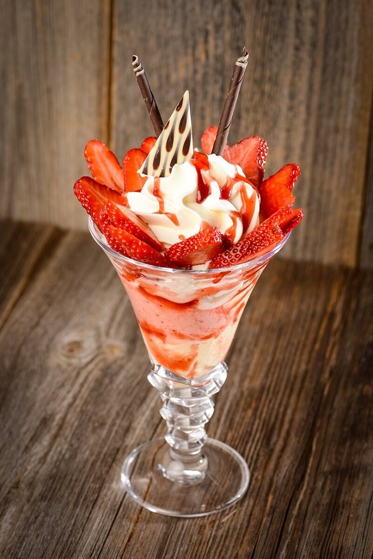 Klassiker: Leckeres Vanilleeis mit frischen Erdbeeren sind ein beliebtes Dessert. - © Christian Schwier - stock.adobe.com