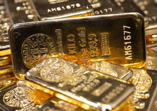 Der Goldpreis nähert sich wieder dem Rekordhoch, das Mitte April bei 3.500 Dollar erreicht worden war. (Symbolbild) - © Sven Hoppe/dpa