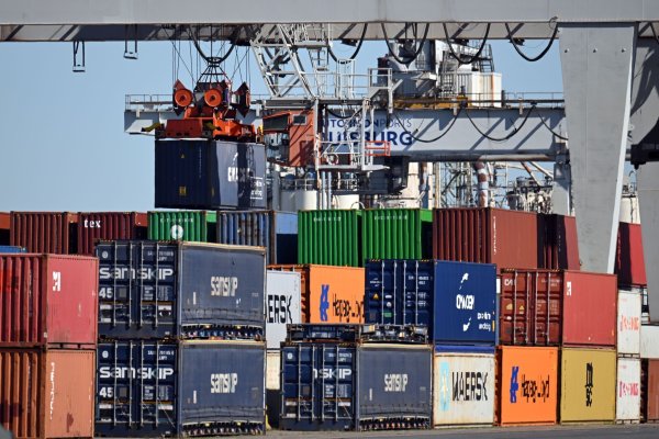 Bei einem «Zollkrieg» würde es laut Studie die größten Produktionsrückgänge in den Sektoren mit der größten Exportabhängigkeit von den USA geben. - © Federico Gambarini/dpa