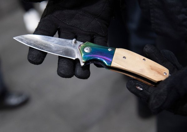 Auch Kinder und Jugendliche fallen durch Straftaten mit Messern auf. - © Paul Zinken/dpa