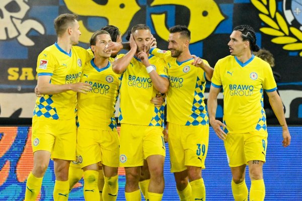 Eintracht Braunschweig hat das Relegationshinspiel zur 2. Bundesliga beim 1. FC Saarbrücken gewonnen. - © Uwe Anspach/dpa