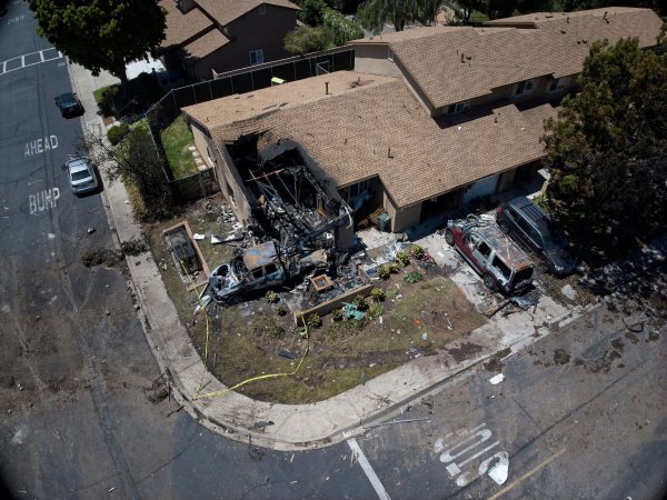 Tödlicher Kleinflugzeugabsturz in einem Wohngebiet im südkalifornischen San Diego. - © William Liang/AP/dpa