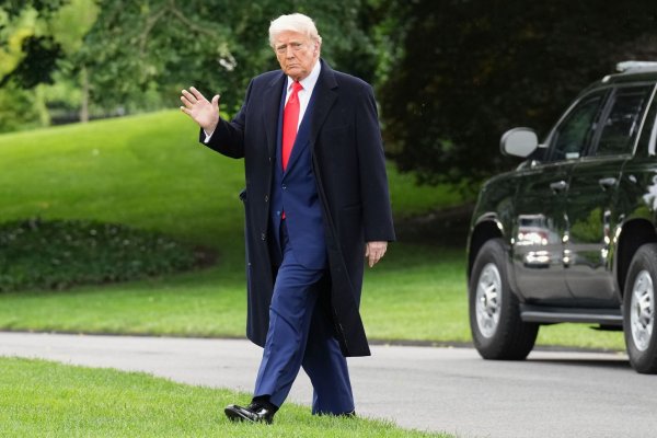 Trump droht der EU mit Zöllen. - © Jacquelyn Martin/AP/dpa