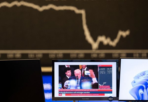 Nach Trumps Ankündigung rutscht der Dax ab. - © Boris Roessler/dpa