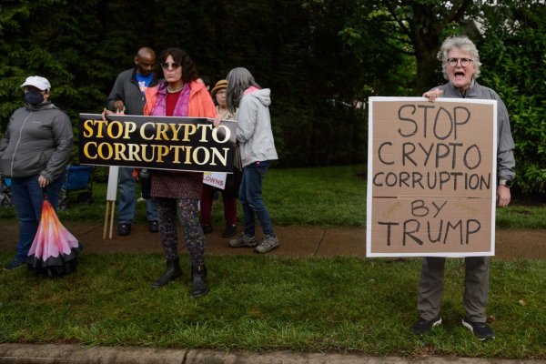 Bereits vor der Ankunft von US-Präsident Trump gibt es Protest in der Nähe seines Golfclubs. - © Rod Lamkey/FR172078/AP/dpa