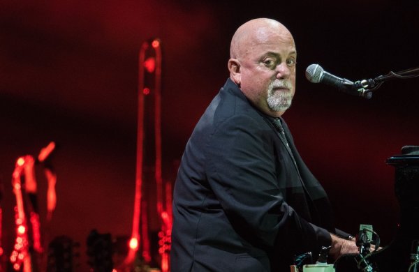 Billy Joel bei einem Konzert in Frankfurt im September 2016. Der Mann am Klavier ist krank. - © Boris Roessler/dpa