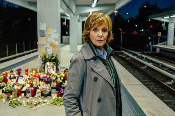 Kommissarin Lucas (Ulrike Kriener) verabschiedet sich. - © Hendrik Heiden/ZDF/dpa