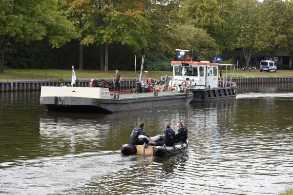 Taucher suchten am Mittwoch in der Saar nach dem vermissten Jungen. Doch es fehlt weiter jede Spur. - © BeckerBredel/dpa