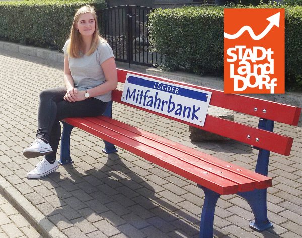 An sechs Standorten in Lügde, Elbrinxen, Rischenau und Sabbenhausen stehen jetzt die auffällig in den Lügder Stadtfarben Blau und Rot gestrichenen „Mitfahrbänke". - © Achim Krause