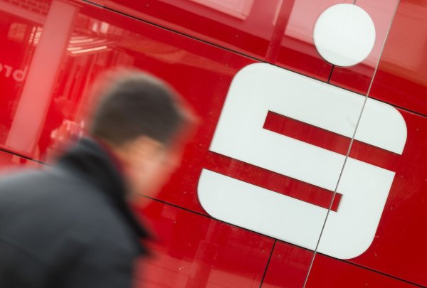 Prämiensparer hoffen auf Nachzahlungen. - © Julian Stratenschulte/dpa