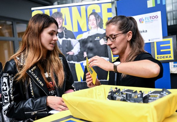 Iryna (l) aus der Ukraine informiert sich auf der Jobmesse «FuTog Berlin» (FutureTogether Berlin) für Geflüchtete. - © Britta Pedersen/dpa