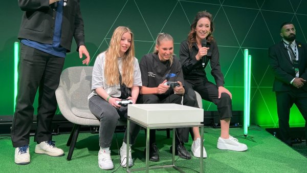 Fabienne, Jule Brand und Nadine Kessler bei einem Launch-Event von EA Sports FC 24. - © Pascal Mühle/dpa