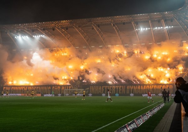 Dynamo Dresden Fans zünden Bengalos. - © Robert Michael/dpa