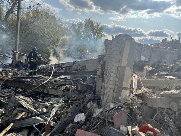 Feuerwehrleute umgeben von Trümmern im ukrainischen Dorf Hrosa. Ein russischer Raketenangriff hat hier Dutzende Menschen getötet. - © Uncredited/Ukrainian Presidential Press Office/AP