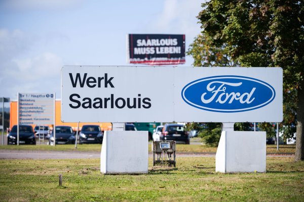 Es bleibt unklar, wie es im Ford-Werk in Saarlouis weitergeht. - © Oliver Dietze/dpa