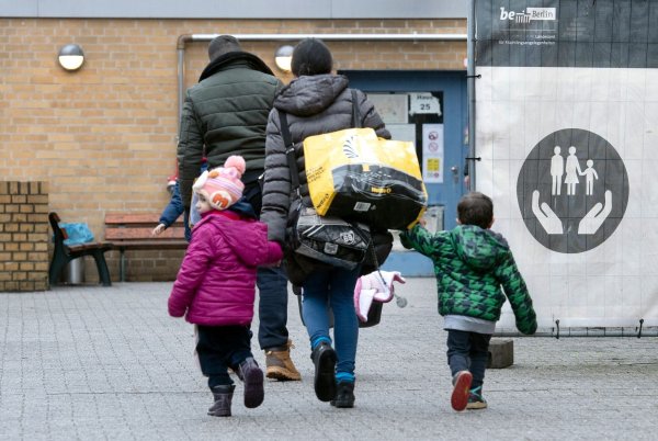 Während der ersten 18 Monate ihres Aufenthalts haben Asylbewerber in Deutschland nur eingeschränkt Anspruch auf medizinische Versorgung. - © Paul Zinken/dpa