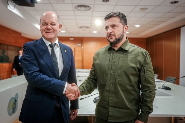 Olaf Scholz und Wolodymyr Selenskyj am Rande des Gipfeltreffens der Europäischen Politischen Gemeinschaft in Granada. - © Kay Nietfeld/dpa