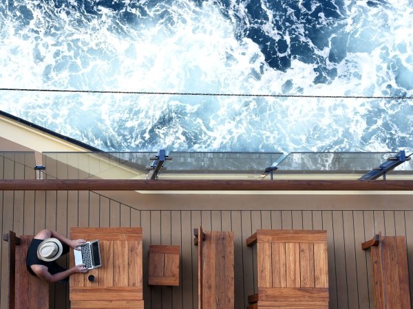 Auch auf Kreuzfahrt online sein - das ist vielen Passagieren wichtig. - © Andrea Warnecke/dpa-tmn