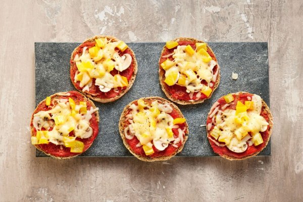So fix zubereitet wie eine Tiefkühlpizza: Für diese Mini-Pizzen kommen Toastbrötchen zum Einsatz. - © Katrin Winner/Gräfe und Unzer/dpa-tmn