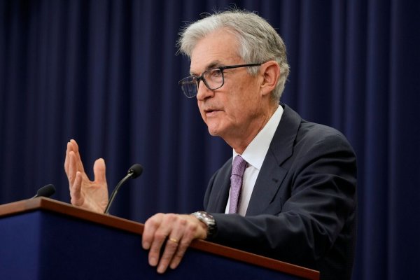 Fed-Chef Powell erklärt die Zinsentscheidung. - © Mark Schiefelbein/AP/dpa