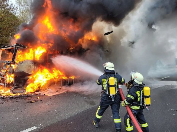 Brannte Lichterloh: Um einen Lkw mit brennendem Kunststoffgranulat zu löschen, setzte die Feuerwehr Spezialschaum ein. - © -/Feuerwehr Vlotho/dpa
