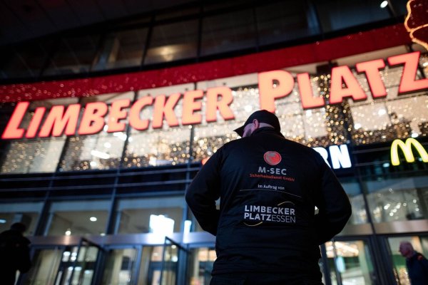 Wurde am Abend wegen eines Blindgänger-Fundes geräumt: Das Einkaufszentrum Limbecker Platz - © Fabian Strauch/dpa