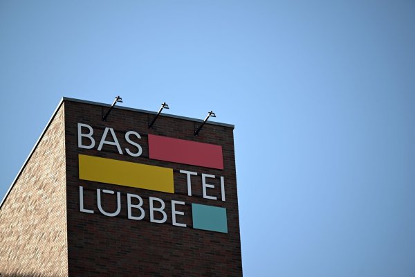 Das Logo des Verlages Bastei Lübbe an der Unternehmenszentrale in Köln. - © Federico Gambarini/dpa